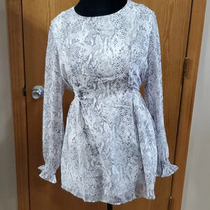 Seraphine light NWT pin tuck tie waist snakeskin grey white maternity top